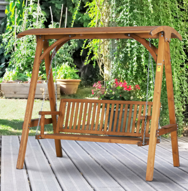 Kursi ayunan dari kayu di teras atau halaman